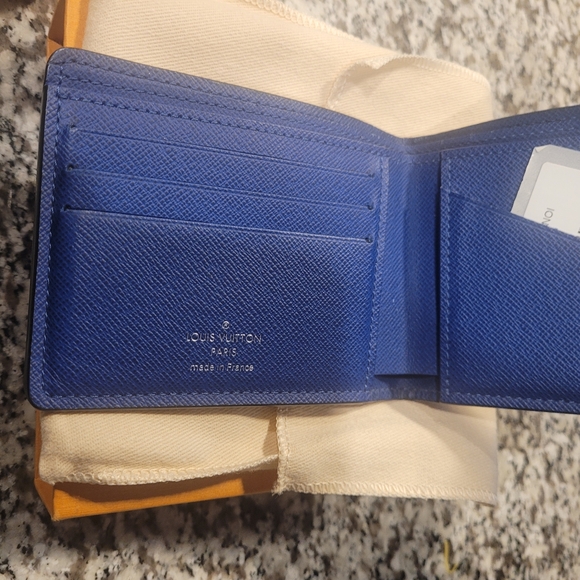 LOUIS VUITTON Taiga Portefeuille-Multiple Bill Compartment Folded wallet - Picture 5 of 8